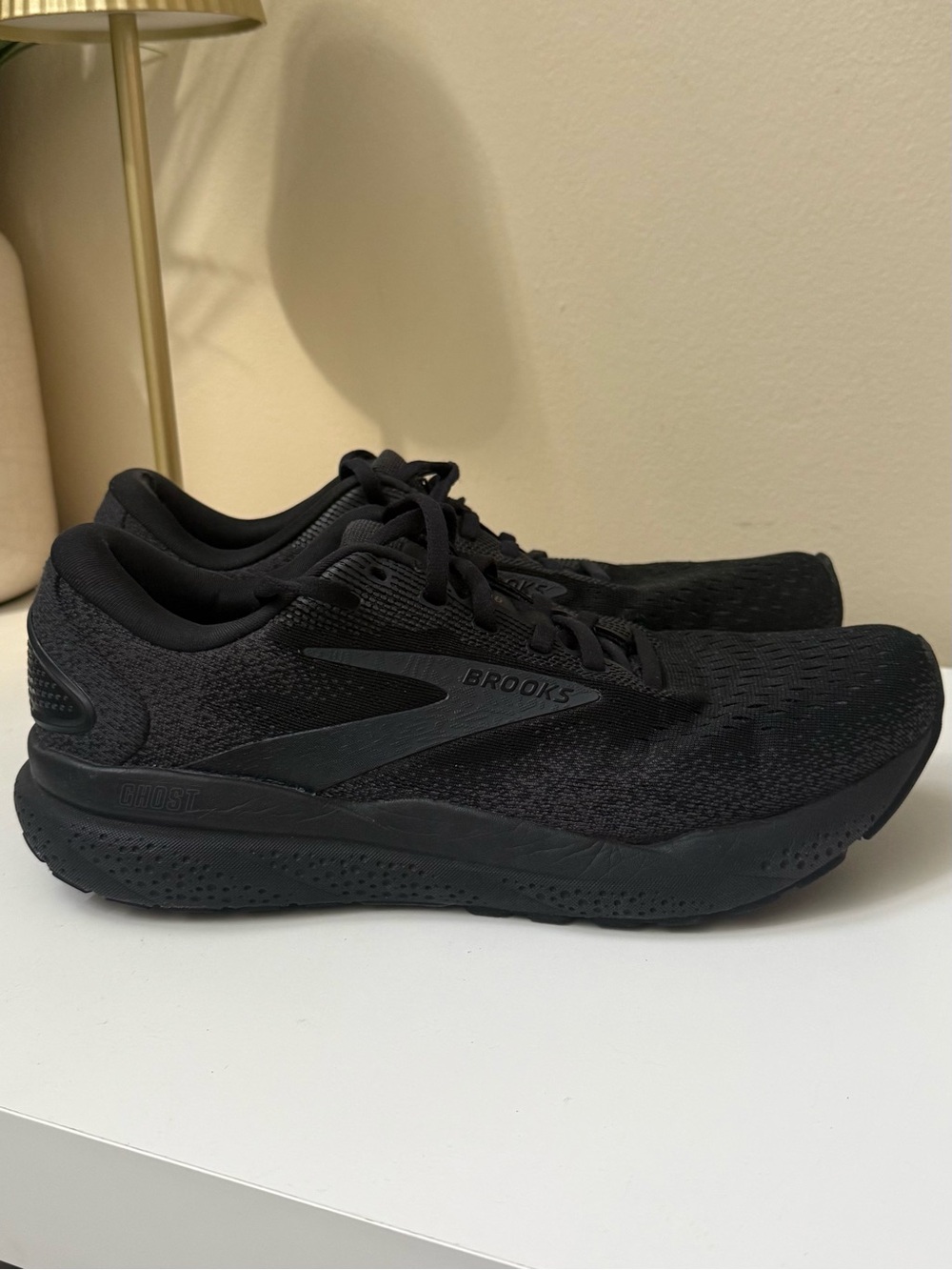 Brooks Black Ghost 16 Running Sneakers Shoes Size 10.5 EUC Yoga Gym